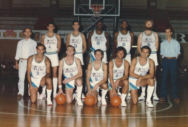 Aurora Filanto Desio stagione 1985/86: Bernardi (all.), Bramati, Brambilla, Brown, Deveraux, Beretta, Petitti (vice all.). Accosciati: Motta G., Trotti, Crippa C., Anchisi, Polloni.